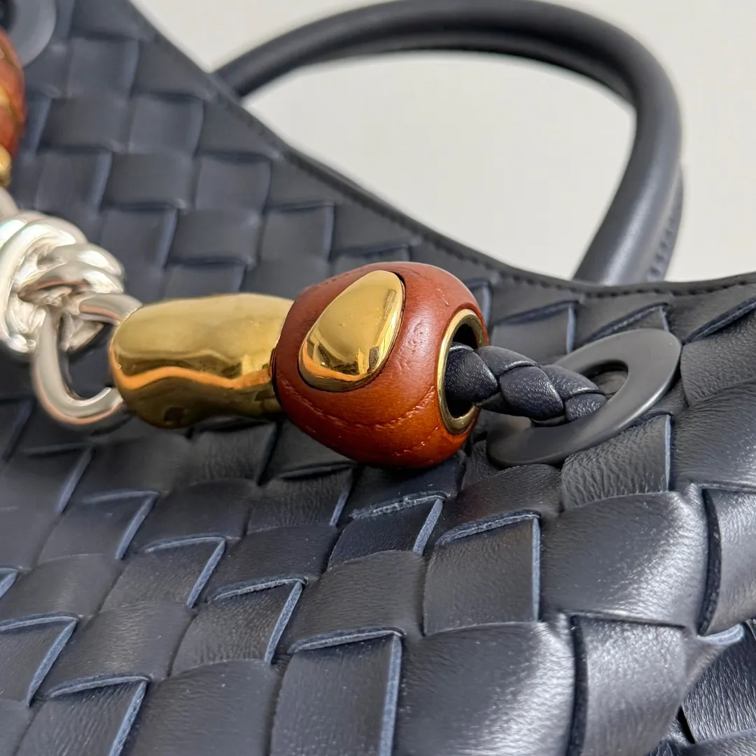 The new Andiamo batch of 3060 BV is shipped‼ ️The classic intercciato weaving process is used to create a soft bag, the metal knot is made of micro-cast aluminum using jewelry technology🪢, and the decorative beads are made of metal and hand-polished oak, allowing you to jump repeatedly between elegance and fun💃, making it unpredictable. Classic and versatile, it shows off your temperament, and the bag has a large capacity, making it very convenient for daily commuting! It has a variety of carrying methods, the shoulder straps can be adjusted by yourself, the original lambskin feels soft and delicate, and the unisex style breaks gender boundaries and brings a more practical and long-lasting use experience. The Andiamo, which has both elegant and casual styles, perfectly interprets the "fashionable old money style". Style number: 743568+wood hardware Color: space blue silver buckle Size: 25*22*10.5cm